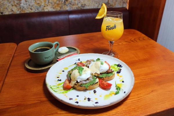 Mic Dejun ( Oua Benedict 230g, Cappuccino 150g, Fresh de Portocale 200ml)